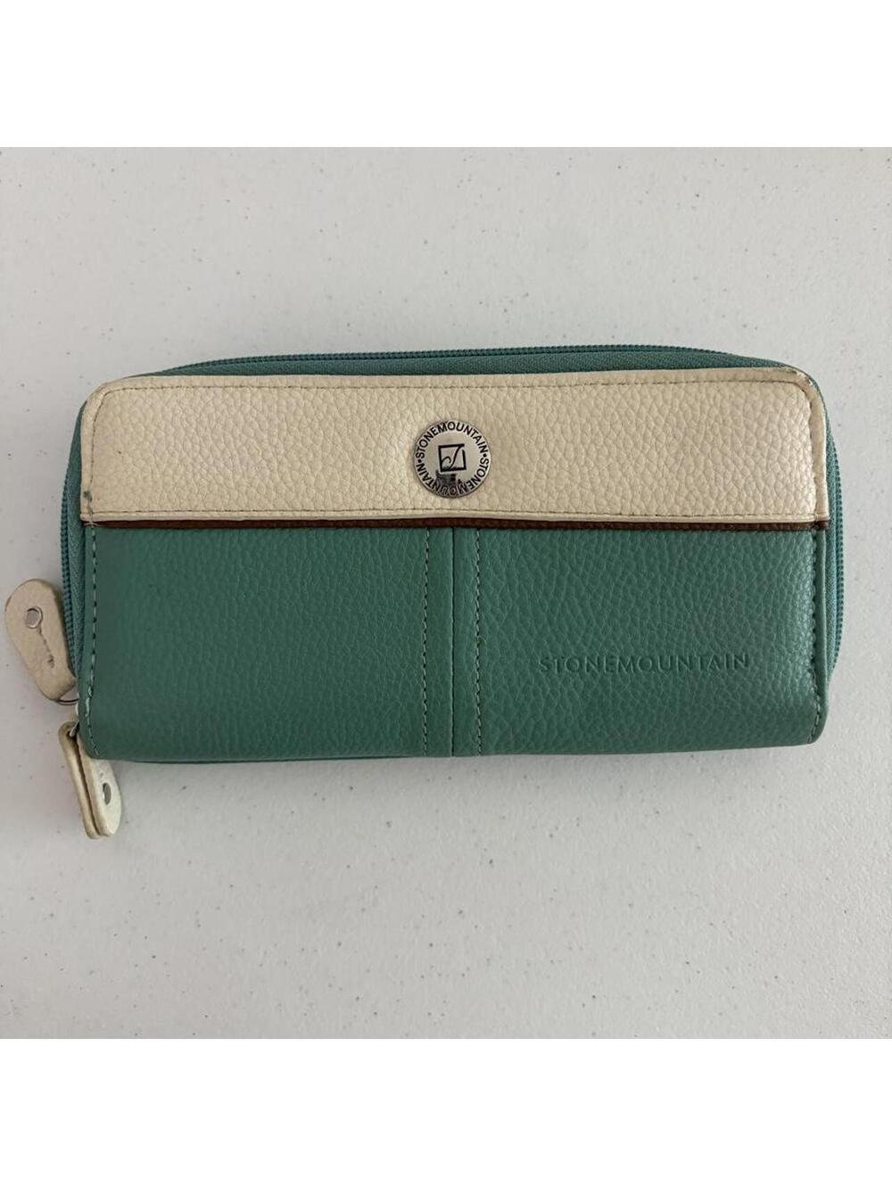 Stone Mountain Women's Green and Multi Wallet-purs